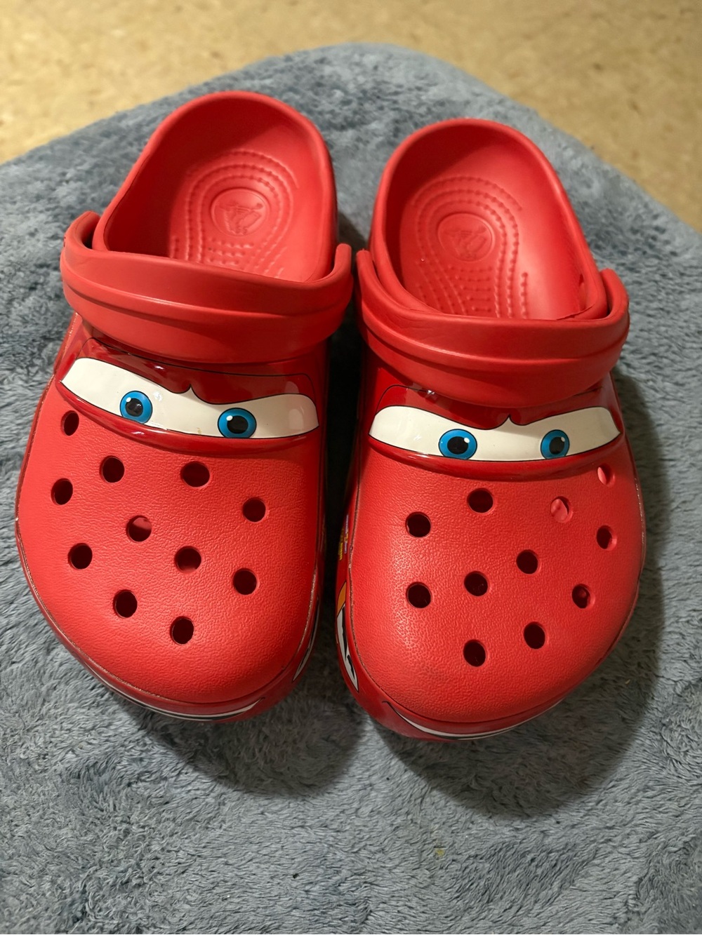 Woman’s size 6 limited edition lightning mcqueen crocs